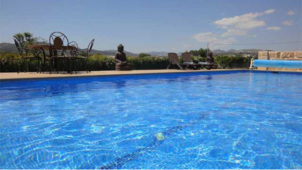 別墅游泳池需要哪些水處理設(shè)備，后期又要怎么維護(hù)呢？